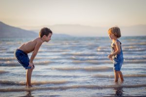 enfants a la plage