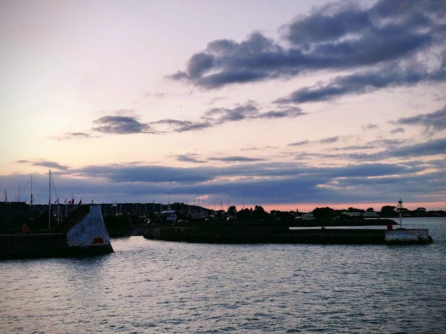 Des vacances en famille en Normandie, entre plages, villages pittoresques et découvertes culturelles, avec des hébergements adaptés aux besoins de chacun.